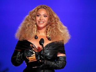 Grammy Awards 2021 : Beyoncé plus sexy que jamais en mini robe en cuir