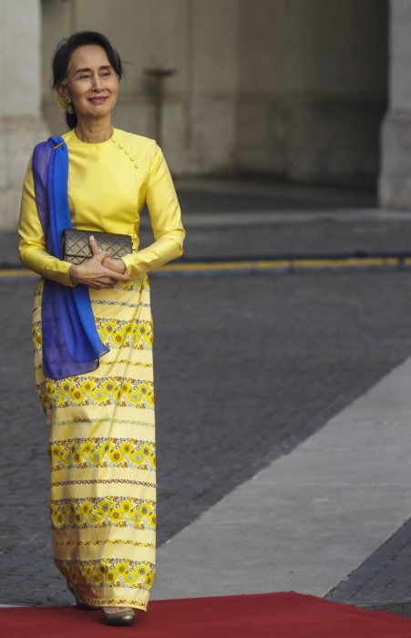 Aung San Suu Kyi se voit retirer des honneurs