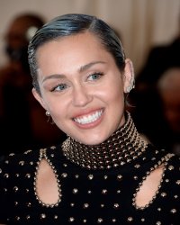 Miley Cyrus lance sa fondation pour soutenir le mouvement LGBT