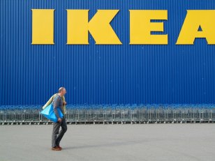 Quand la mode revisite le fameux sac bleu d'Ikea