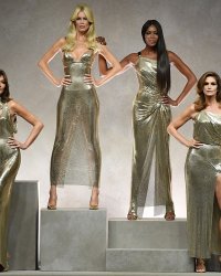 Carla Bruni, Claudia Schiffer... Les supermodels se retrouvent pour Versace !