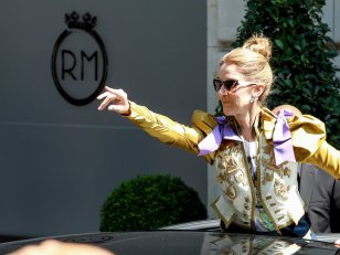 Céline Dion pose pleine d'humour et de grâce à Paris pour Vogue