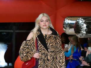 Louane fait sensation en ouvrant le défilé Victoria/Thomas à la Fashion Week