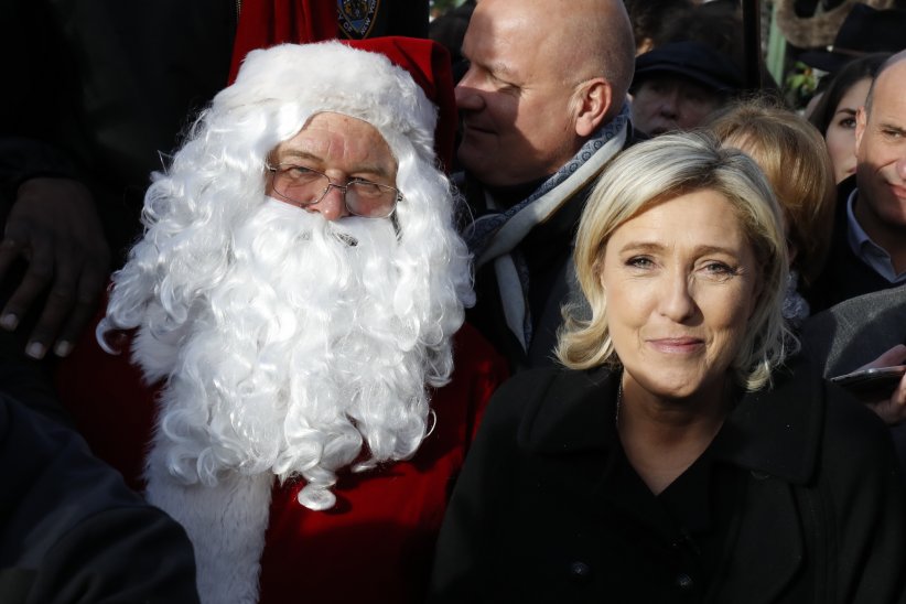 Marine Le Pen : cliché souvenir avec le Père Noël