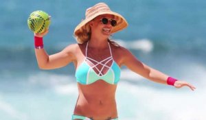 Britney Spears en bikini joue au ballon à Hawaï