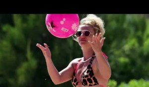 Britney Spears se glisse dans un bikini léopard