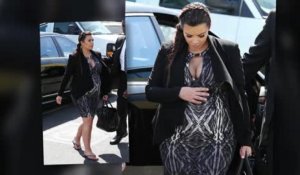 Kim Kardashian glisse son ventre rebondi dans une robe moulante