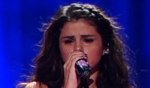 Selena Gomez a les larmes aux yeux durant un concert à New York