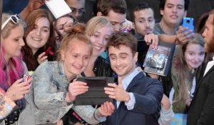 Daniel Radcliffe est élégant à la première de The F Word et se fait recoiffer par sa maman