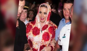 Katy Perry porte une combinaison pizza au pepperoni