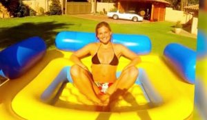 Bar Refaeli pose en bikini dans une piscine gonflable