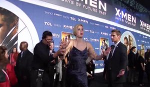 Jennifer Lawrence se prend les pieds à la première de X-Men : Days Of Future Past