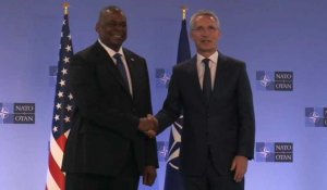 Poignée de mains entre le chef de l'Otan et le secrétaire d'Etat américain à la Défense