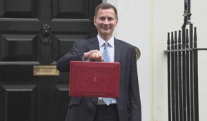 GB : Le ministre des finances pose avec la traditionnelle mallette rouge avant l'annonce du budget