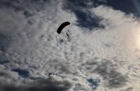 Bondues : quatre générations d'une famille sautent en parachute 