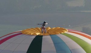 Rémi Ouvrard bat le record du monde debout sur une montgolfière