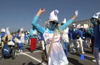 Landerneau décroche le record du monde de rassemblement de Schtroumpfs