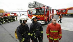 A la nouvelle école des pompiers de Paris, la flamme olympique anime les recrues