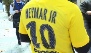 Les maillots de Neymar s'arrachent à la boutique PSG des Champs