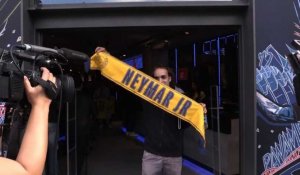 Parc des Princes: les supporters s'arrachent les maillots Neymar