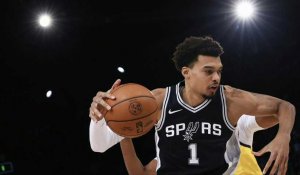 "Merci Wemby!": les fans conquis après la victoire des Spurs à Paris