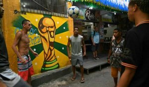 "Fini la politique, place au foot": les Brésiliens s'enflamment pour le Mondial