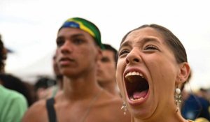 Sur la plage à Rio, les Brésiliens célèbrent une victoire 2-0 contre la Serbie