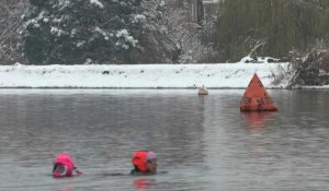 Des Londoniens nagent en extérieur sous la neige