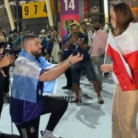 Mondial: un supporteur argentin demande en mariage sa compagne polonaise