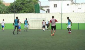 A Dakar, les jeunes footballeurs se démènent pour fouler les pelouses synthétiques