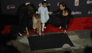 La famille de Kobe Bryant dévoile ses empreintes de pieds à Hollywood
