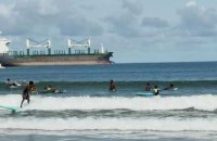 Au Nigeria, surfer entre les oléoducs et les cargos pétroliers