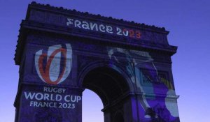 Le trophée Webb Ellis au sommet de l’Arc de Triomphe, à J-100 de la Coupe du monde de rugby