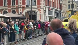 Béthune : ambiance lors du passage de la caravane du Tour, ce lundi