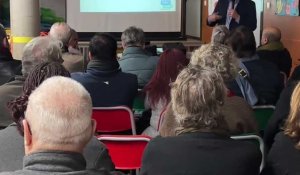 Municipales à Roubaix : Alexandre Garcin (divers droite) en réunion publique dans une école