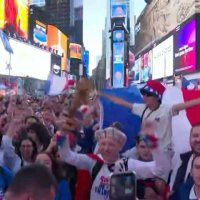 Mondial-2026: les supporters de la France mettent l'ambiance à Times Square