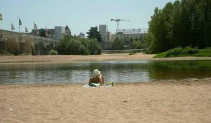 Canicule en France: des habitants bravent les interdictions de baignade