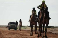 Dans l'arrière-pays australien, des jockeys s'affrontent à dos de dromadaires
