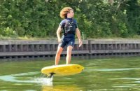 A Paris, "voler" sur la Seine avec une planche électrique
