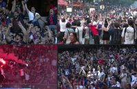 PSG: Les supporters fêtent la victoire à Paris