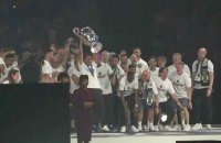 Ligue des champions: joueurs et fans du PSG fêtent le titre au Parc des Princes