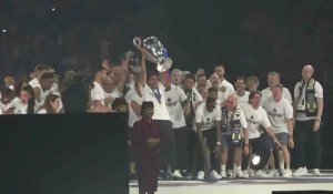 Ligue des champions: joueurs et fans du PSG fêtent le titre au Parc des Princes