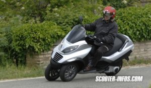 Avec son MP3 250, Piaggio écrit lavenir du scooter en 3 roues
