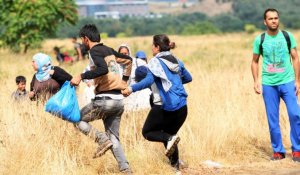 Des milliers de migrants débordent la police pour pénétrer en Macédoine