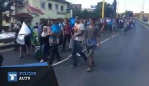 Hongrie : des centaines de migrants se rendent à pied en Autriche