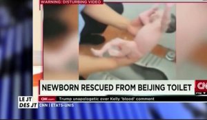 Le zapping du 11/08 : Chine : Un policier retrouve un nourrisson jeté dans des toilettes publiques !