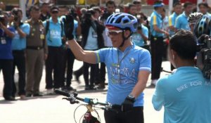 Le prince de Thaïlande fait une rare apparition publique, à vélo