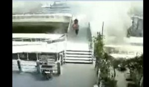 La deuxième explosion à Bangkok à travers nos télés, en 42 secondes