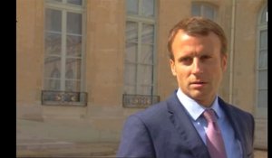 Macron tape sur les doigts de Combes, mais pas à cause de l'argent