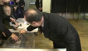 Quand le bulletin de Hollande manque l'urne électorale